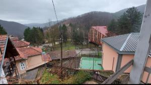 克拉列沃Domaćinstvo Jolović的享有村庄的空中景致,设有网球场