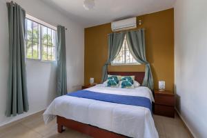 圣塔芭芭拉-山美纳EDMA APARTAHOTEL的一间卧室配有一张带蓝色枕头的大床