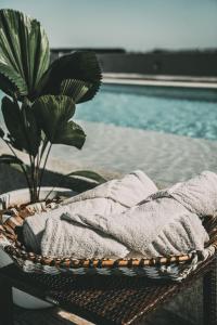 梅里达AKEN Mind Mérida Hotel的坐在泳池旁的桌子上的一个毛巾