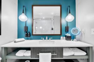亚特兰大亚特兰大维宁斯爱达格酒店的浴室设有白色水槽和镜子