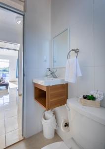 圣塔芭芭拉-山美纳EDMA APARTAHOTEL的白色的浴室设有水槽和卫生间。