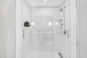 亚特兰大亚特兰大维宁斯爱达格酒店的白色的浴室设有玻璃门淋浴