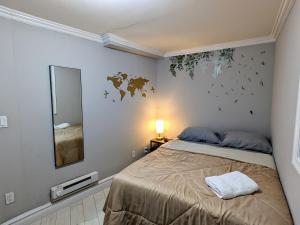 纽约Room at the Heart of East Village的一间卧室配有一张床和镜子