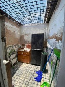 圣巴托洛Bungalow acogedor cerca a todo的一间带水槽和淋浴的肮脏浴室