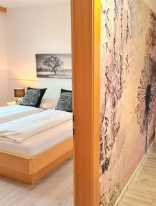 昂特保科洛佩因Ferienpark Scheiber的卧室配有一张床,墙上挂有绘画作品