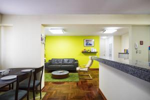 利马La Masia Apartments的客厅配有沙发和桌子