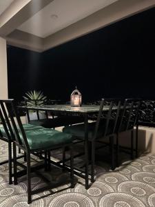 乔奥诺奥尔Sunset Villa的一间黑色的用餐室,配有桌椅