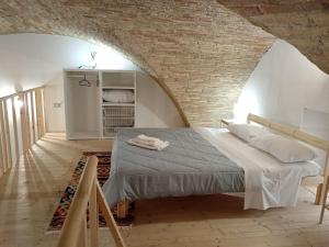 泰尔莫利GiuattyHomeHoliday Termoli的一间卧室设有一张床和砖墙