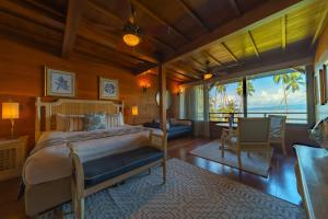 EsquinasPlaya Cativo Lodge的一间卧室配有一张床,享有海景