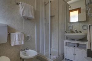 蓬塔阿拉Dimora Punta Ala的带淋浴、盥洗盆和卫生间的浴室