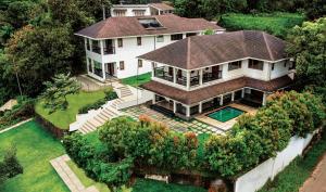 维特利Tarang Holiday Homes的享有带花园的大房子的顶部景色