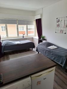 波里Varvinkatu apartment的客房设有两张床和窗户。