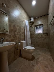 乔奥诺奥尔Sunset Villa的一间带卫生间和水槽的浴室