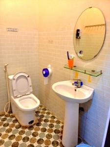 Ấp Phú LợiNGUYỆT MINH HOTEL的一间带卫生间、水槽和镜子的浴室