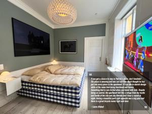 哥本哈根Luxury 'Kings Garden View' 260m2 Prime Located Flat的一间卧室配有一张床和一台平面电视