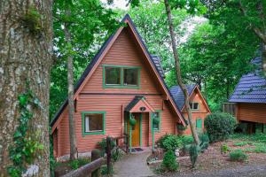 查德利Lodge Nine - A Beautiful Holiday Home in Devon的一间木房子,设有 ⁇ 盖屋顶