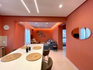 阿菲托斯Cynthia - Christine's House的用餐室拥有橙色墙壁和桌椅