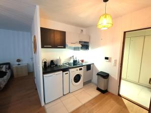 谢西DISNEY - PARIS 5 Min DE DISNEY - PK privé gratuit - 4 personnes - Terrasse jardin的厨房配有洗衣机和洗衣机。
