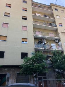 泰尔莫利Appartamento Cantralisimo的公寓大楼设有窗户和阳台