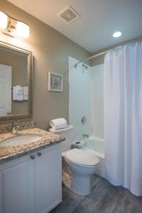 马拉松老鹰岩礁度假酒店的浴室配有卫生间、盥洗盆和淋浴。