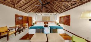 普拉亚卡门Viceroy Riviera Maya, a Luxury Villa Resort的卧室配有一张床和一张桌子及椅子