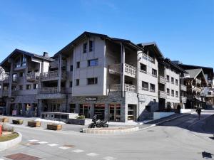 莱热Appartement Les Gets, 4 pièces, 6 personnes - FR-1-598-78的街道边的大公寓楼