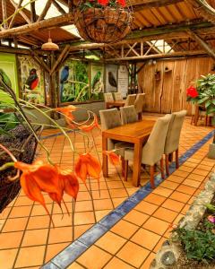 圣罗莎德卡瓦尔Hotel Termales San Vicente的一间带木桌和椅子的用餐室