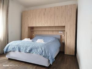 维琴察Appartamento Fiera Vicenza的一间卧室配有一张床,上面有两条毛巾