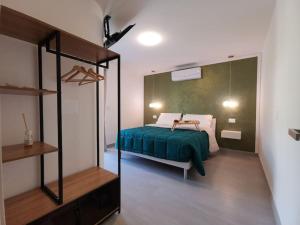 帕杜拉Casa Semeria Certosa di Padula(SA)的一间卧室配有一张带绿毯的床