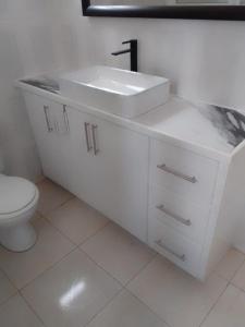 LoubiereModern Air Conditioned Home For Family & Adventure的白色的浴室设有水槽和卫生间。