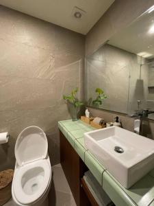 奥尔沃克斯岛Hermoso Departamento Con Vista Al Mar的浴室配有白色卫生间和盥洗盆。