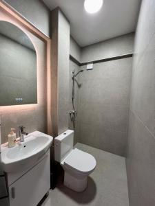 拉纳卡Fat Cow Apartment 01的浴室配有白色卫生间和盥洗盆。