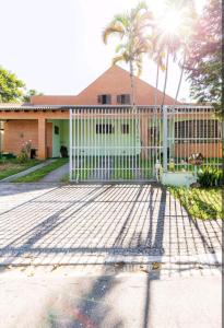 科蒂亚Casa na Granja Viana - Cotia的房屋前的白色门