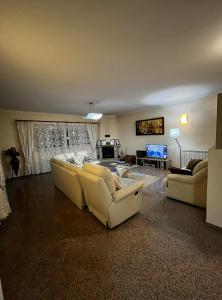 雷森迪Casa do eirô的客厅配有两张沙发和一台电视