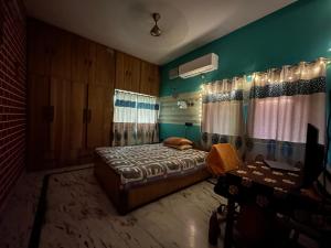 巴特那Amma’s Om stay的一间卧室设有一张床和绿色的墙壁