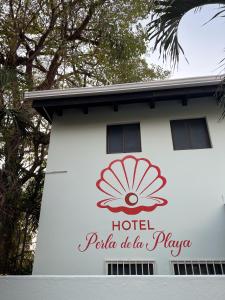 塔马林多Hotel Perla de la Playa的大楼内酒店标志