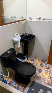 巴克里索莫雷诺港Suite de Asdruval的浴室设有黑色的卫生间和镜子