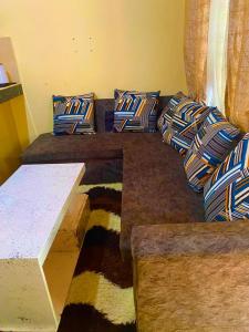 乌昆达Cozy Holiday Homes.的客房内的沙发上配有枕头