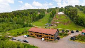 JärboKungsberget Åhus C2, Semesterboende & Lägenhet的享有带停车场的大型建筑的空中景致