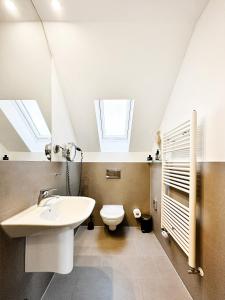 锡根SI-View Doppelzimmer Zimmer 23的一间带水槽的浴室和一个带天窗的卫生间