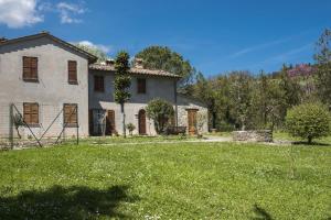 佩鲁贾Affittacamere Il Picchio的一座带草地庭院的大型白色房屋