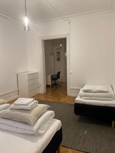 斯德哥尔摩Home Inn KG26的一间设有两张床和椅子的房间