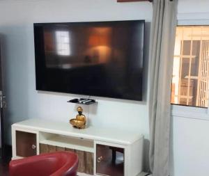利伯维尔Appartement Soleil,Batterie 4的一间带电视和红椅的客厅