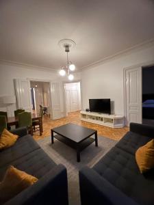 斯德哥尔摩Home Inn KG26的带沙发和咖啡桌的客厅