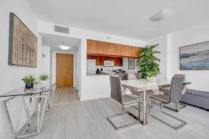 迈阿密Deluxe 1 Bedroom Apartment • Brickell • Ocean View的用餐室以及带桌椅的厨房。