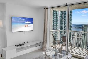 迈阿密Deluxe 1 Bedroom Apartment • Brickell • Ocean View的一间享有海滩美景的客厅