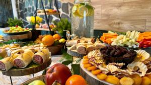 特尔乔夫PARADiSE Wellness Residence的自助餐,包括许多不同类型的食物