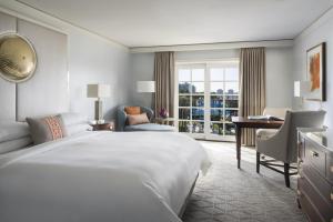 洛杉矶玛丽安德尔雷丽兹卡尔顿酒店的配有一张床和一张书桌的酒店客房