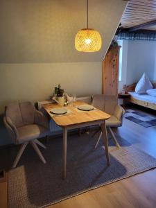 奥古斯都堡Ferienwohnung Augustusburg的客厅配有桌子和沙发