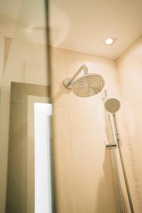 IckingKlostermaier Hotel & Restaurant的浴室内配有淋浴和头顶淋浴